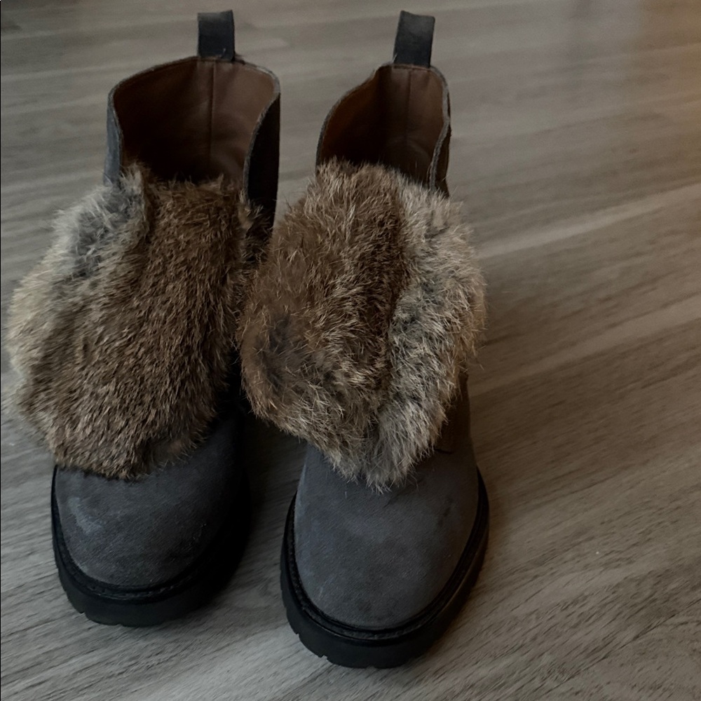 Stylish gray suede boots featuring a decorative real fur tongue detail